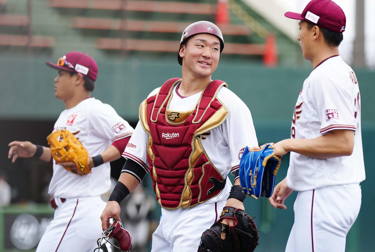楽天対阪神　1回表終了後、楽天先発高田孝（右）と言葉をかわしながらベンチに引き揚げる捕手安田（撮影・江口和貴）