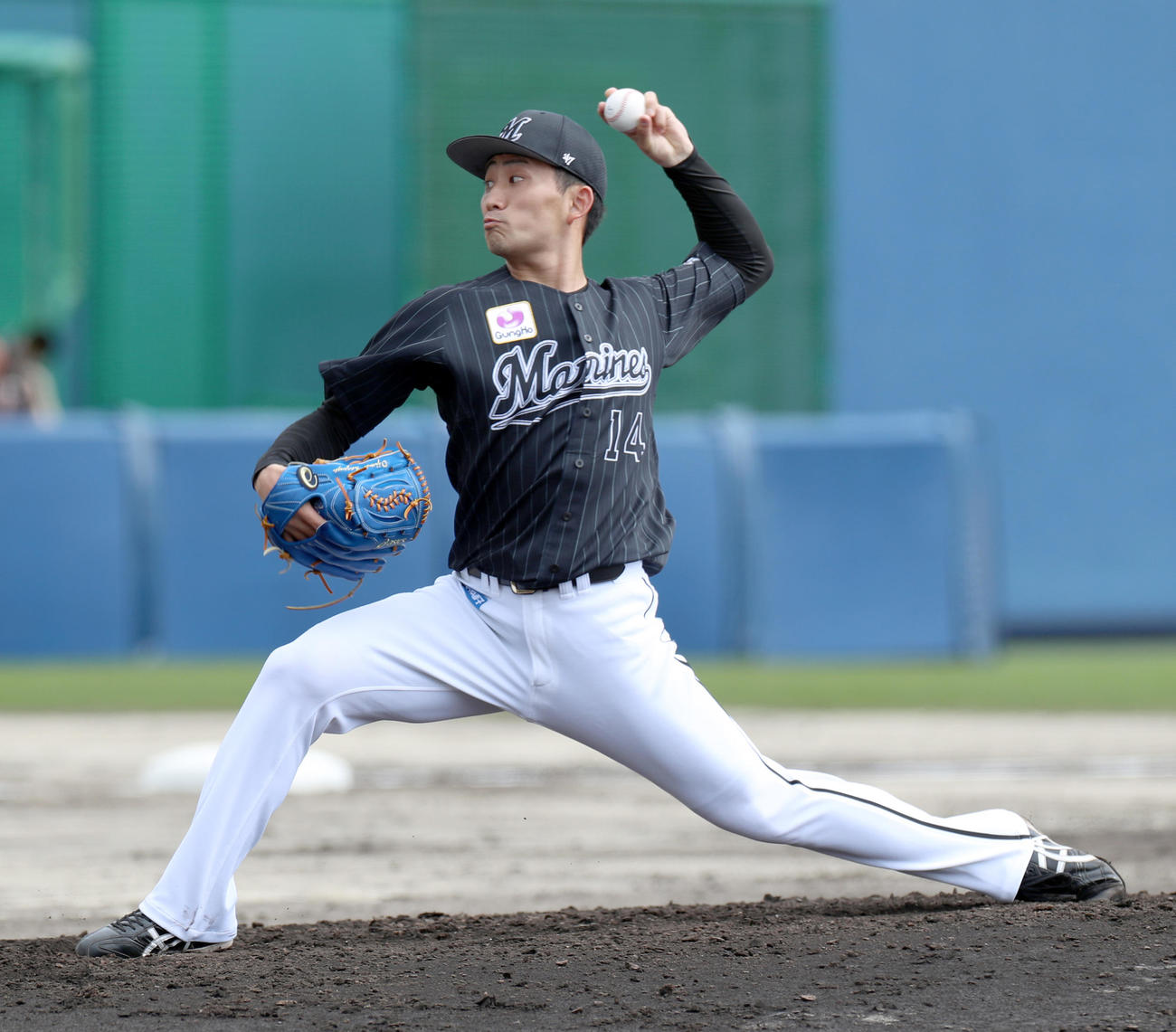 日本ハム対ロッテ　3回から登板するロッテ小島（撮影・佐藤翔太）