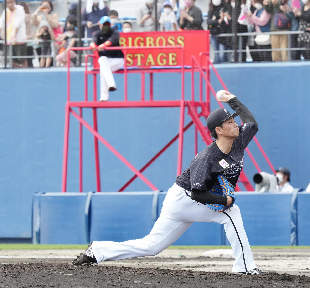 日本ハム対ロッテ　3回裏から2番手で登板したロッテ小島。後ろは日本ハム新庄監督（撮影・鈴木みどり）