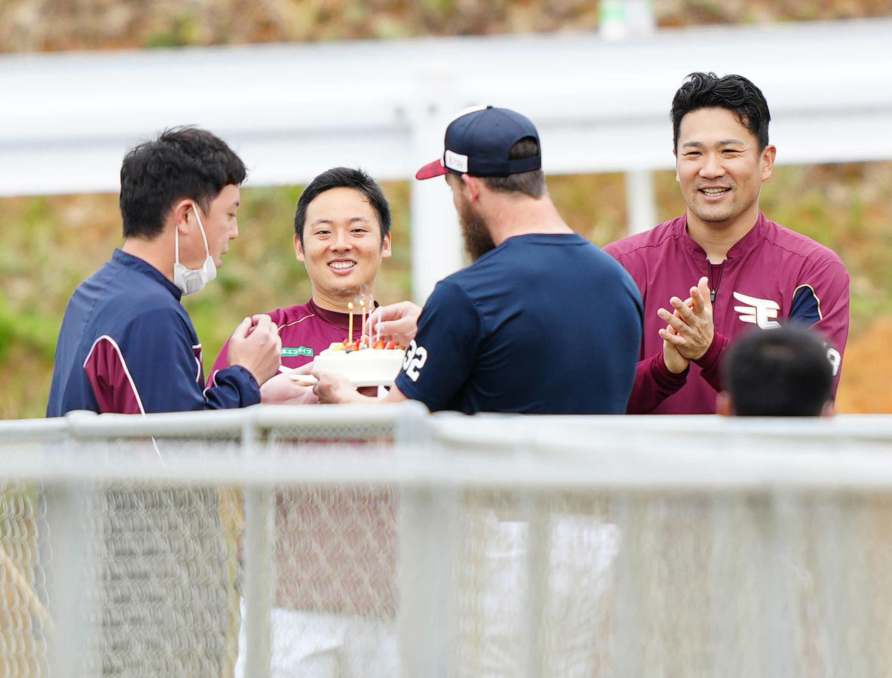 誕生日を迎えた楽天堀井通訳（左端）をケーキでお祝いするブセニッツ（中央右）。同左は松井裕、右端は田中将（撮影・江口和貴）