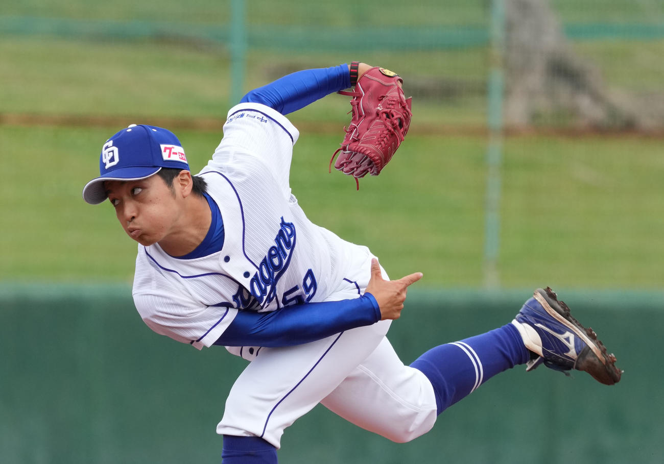 練習試合中日対DeNA 9回表、中日7番手で登板する山本（撮影・森本幸一）