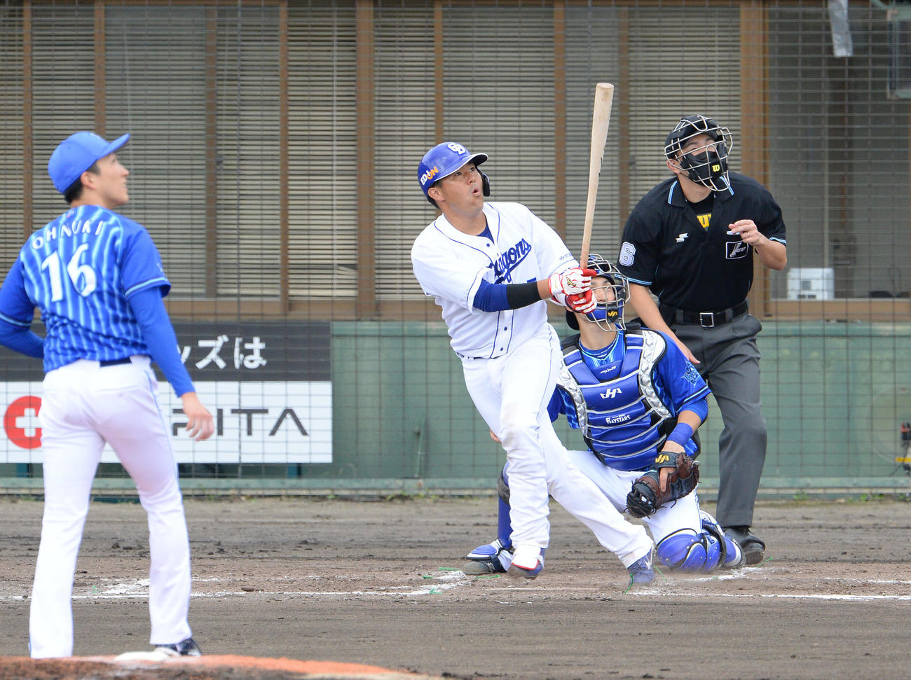 DeNA戦の2回、左越え本塁打を放つ木下（撮影・森本幸一）