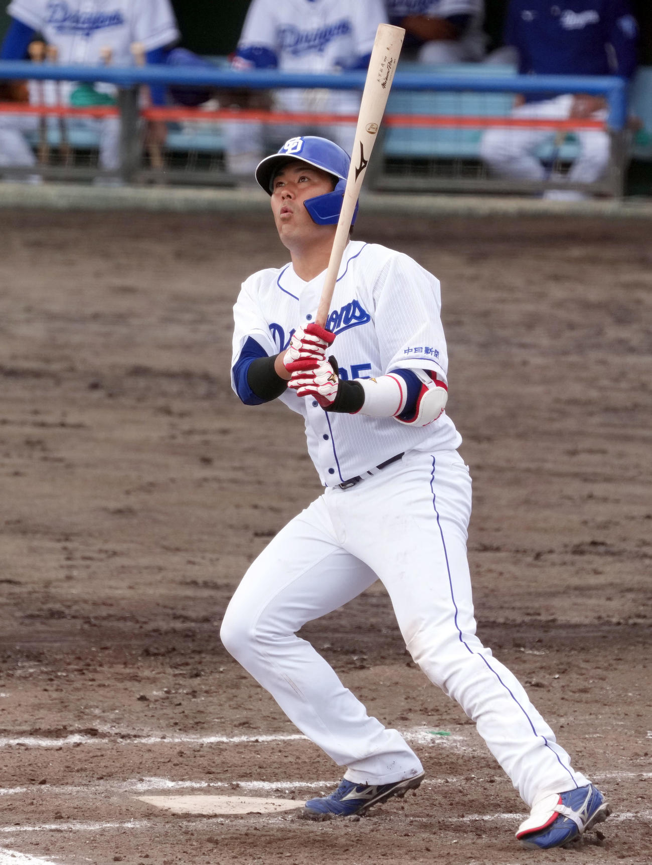 DeNA戦の2回、左越え本塁打を放つ木下（撮影・森本幸一）