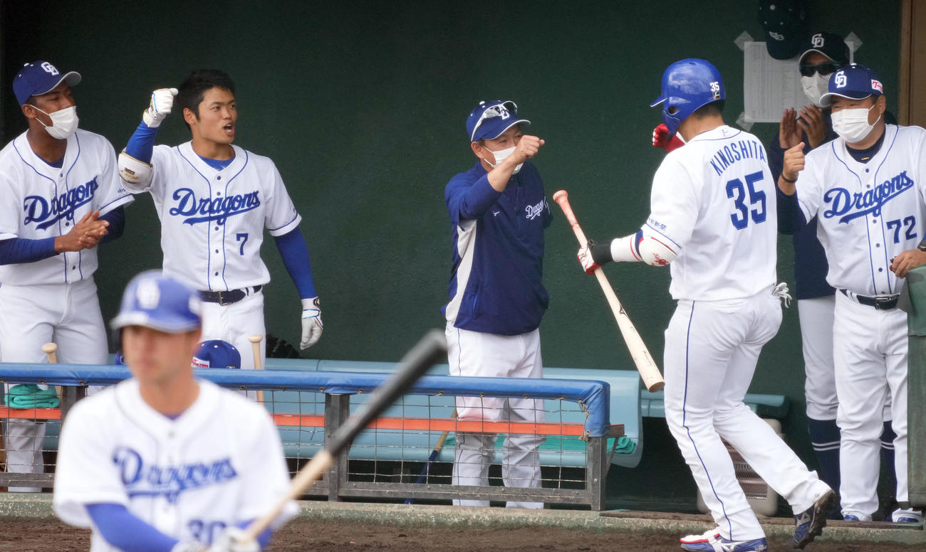 DeNA戦の2回、左越え本塁打を放った木下を迎える立浪監督（撮影・森本幸一）