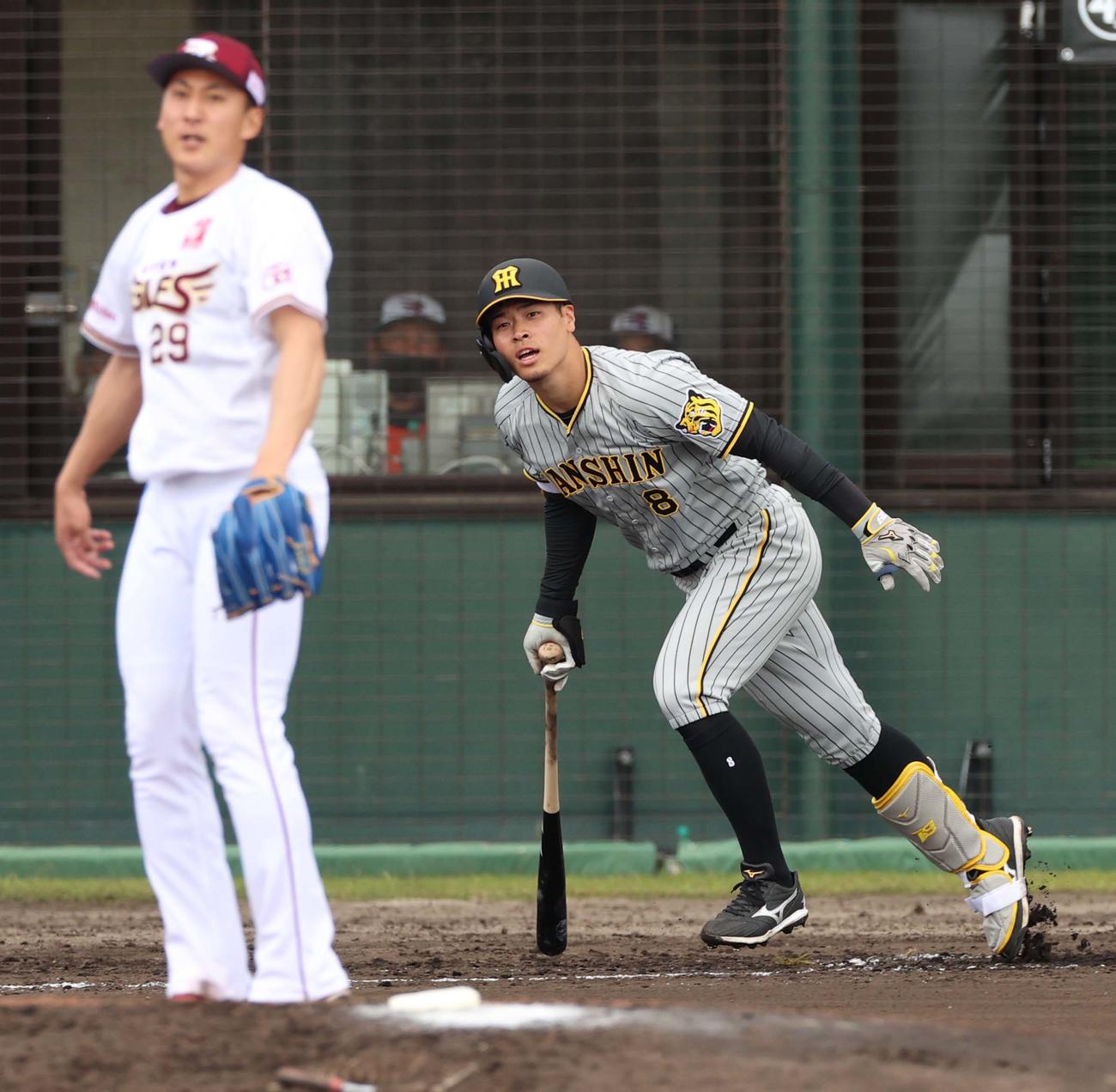 楽天対阪神　3回表阪神2死一、二塁、中飛に倒れる佐藤輝（撮影・上田博志）