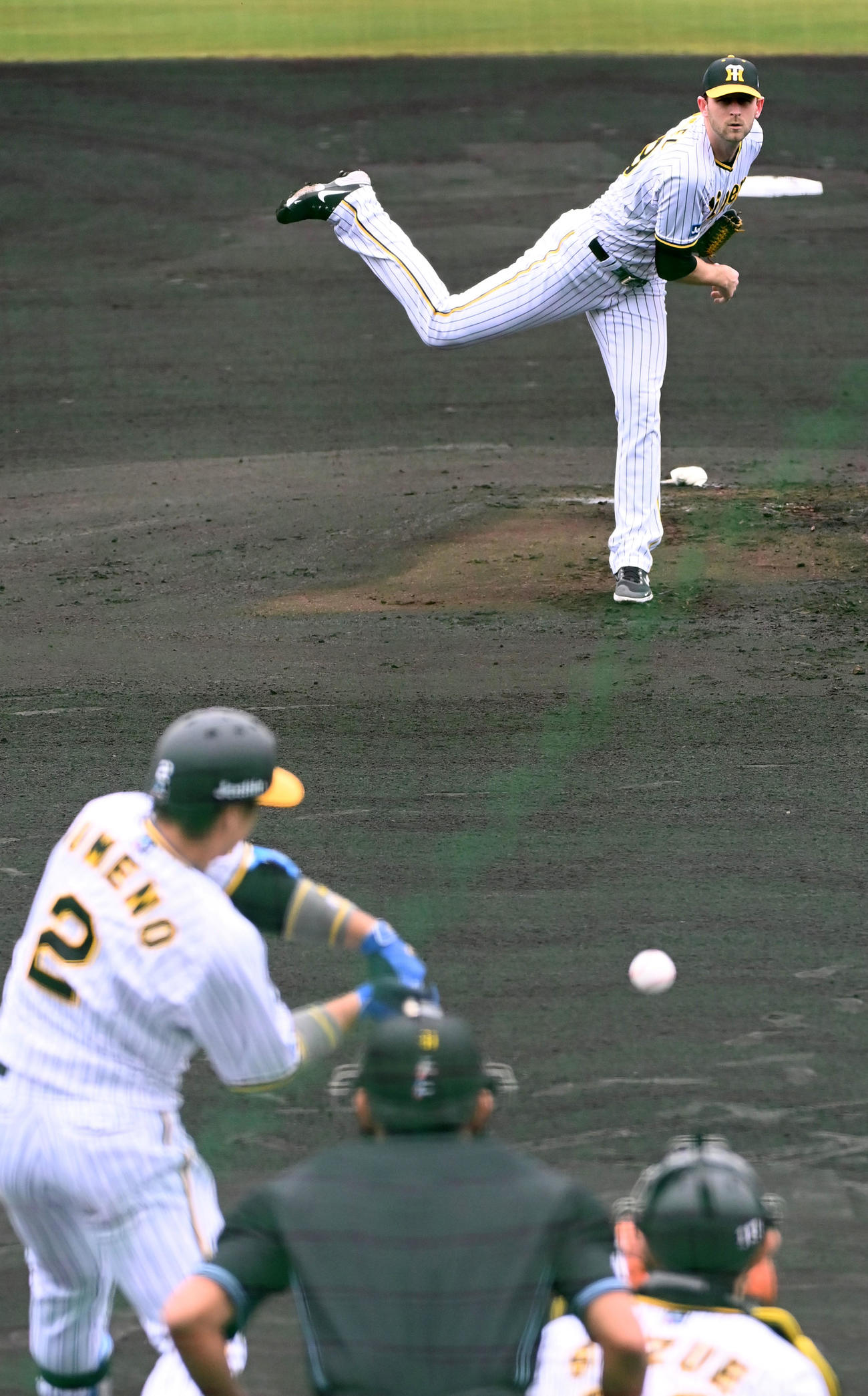 シート打撃に登板、梅野に投球するガンケル（撮影・前岡正明）