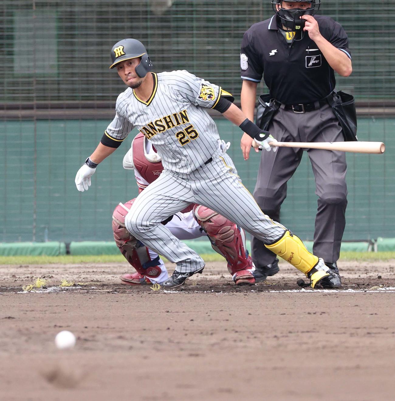 楽天対阪神　8回表阪神無死一塁、中前安打を放つ江越（撮影・上田博志）