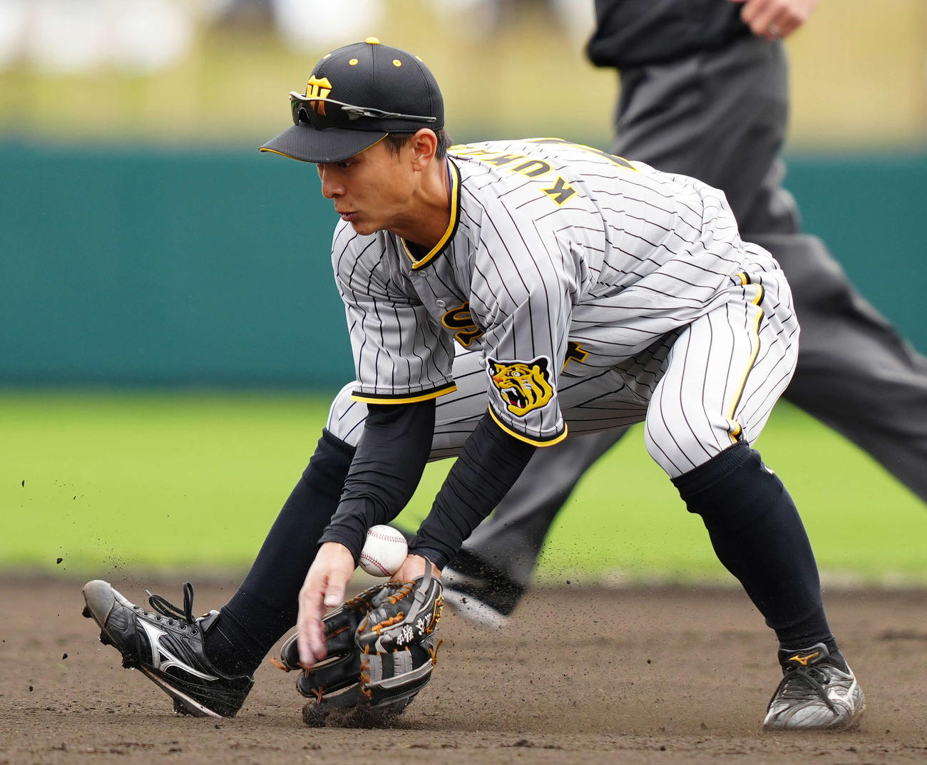 楽天対阪神　1回裏楽天無死一塁、小深田の打球を失策する二塁手熊谷（撮影・江口和貴）