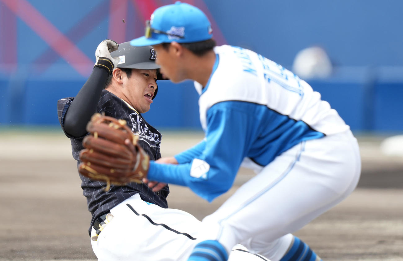 日本ハム対ロッテ　1回表ロッテ無死、中越え三塁打を放ち三塁へ滑り込む池田（撮影・鈴木みどり）