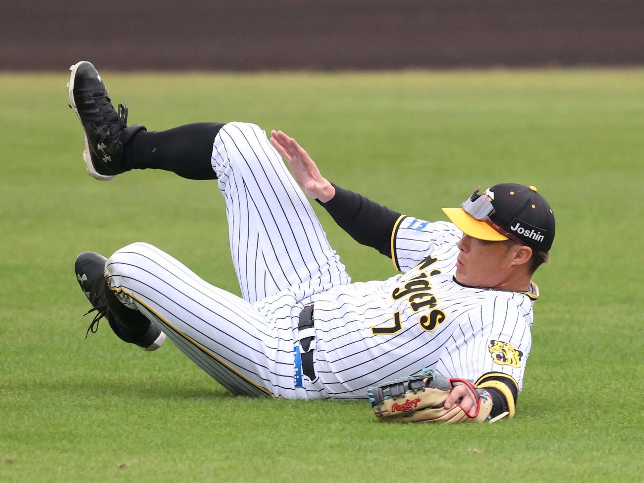阪神対中日練習試合　1回表中日無死、岡林勇希の左飛を好捕する糸井（撮影・上田博志）