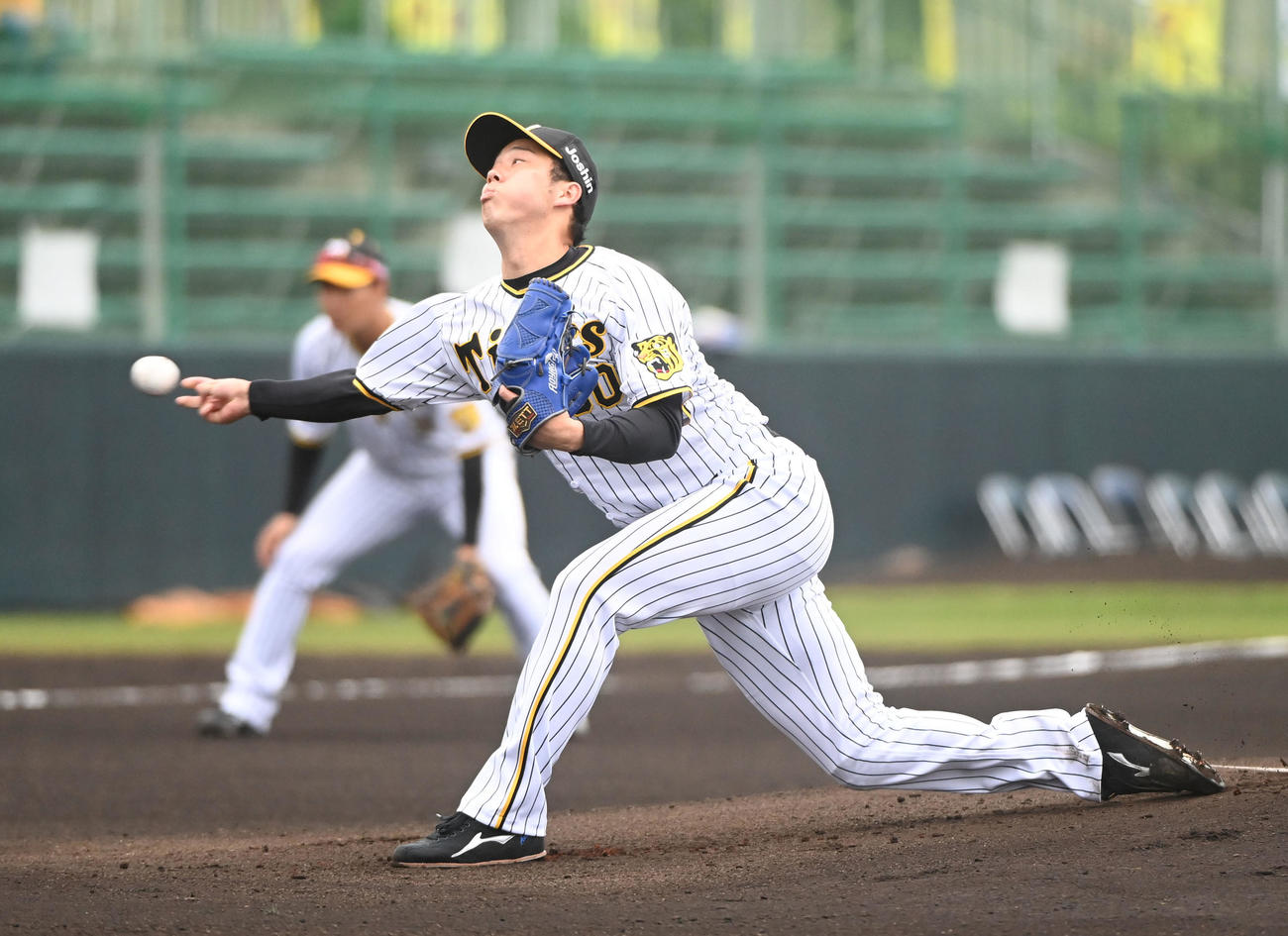 練習試合阪神対中日　1回表、登板する阪神先発の青柳（撮影・森本幸一）