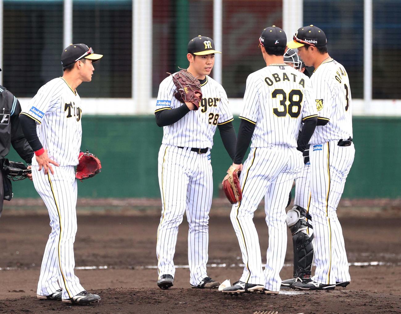 阪神対中日練習試合　4回、鈴木勇斗（左から2人目）はナインに声を掛けられる（撮影・上田博志）