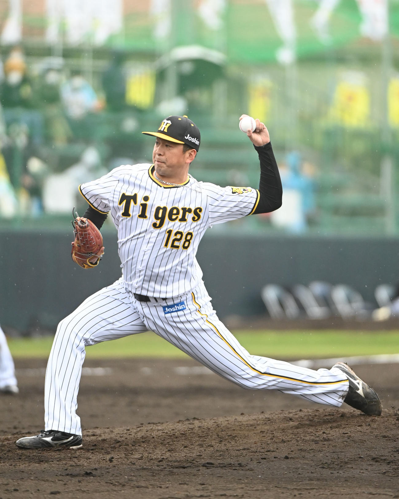 練習試合阪神対中日　5回表、阪神4番手で登板する渡辺（撮影・森本幸一）