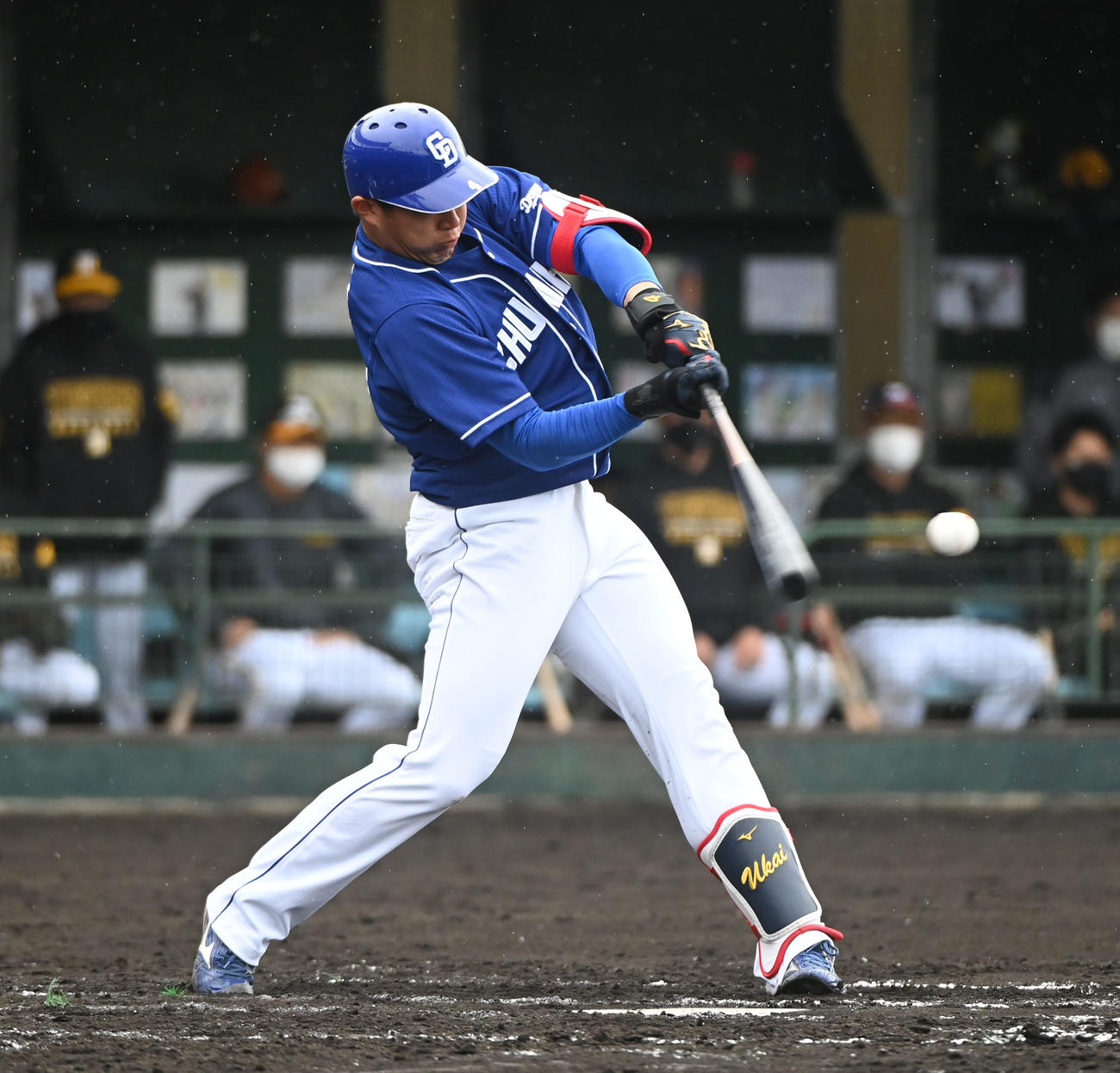 練習試合阪神対中日　5回表中日無死、左二塁打を放つ鵜飼（撮影・森本幸一）