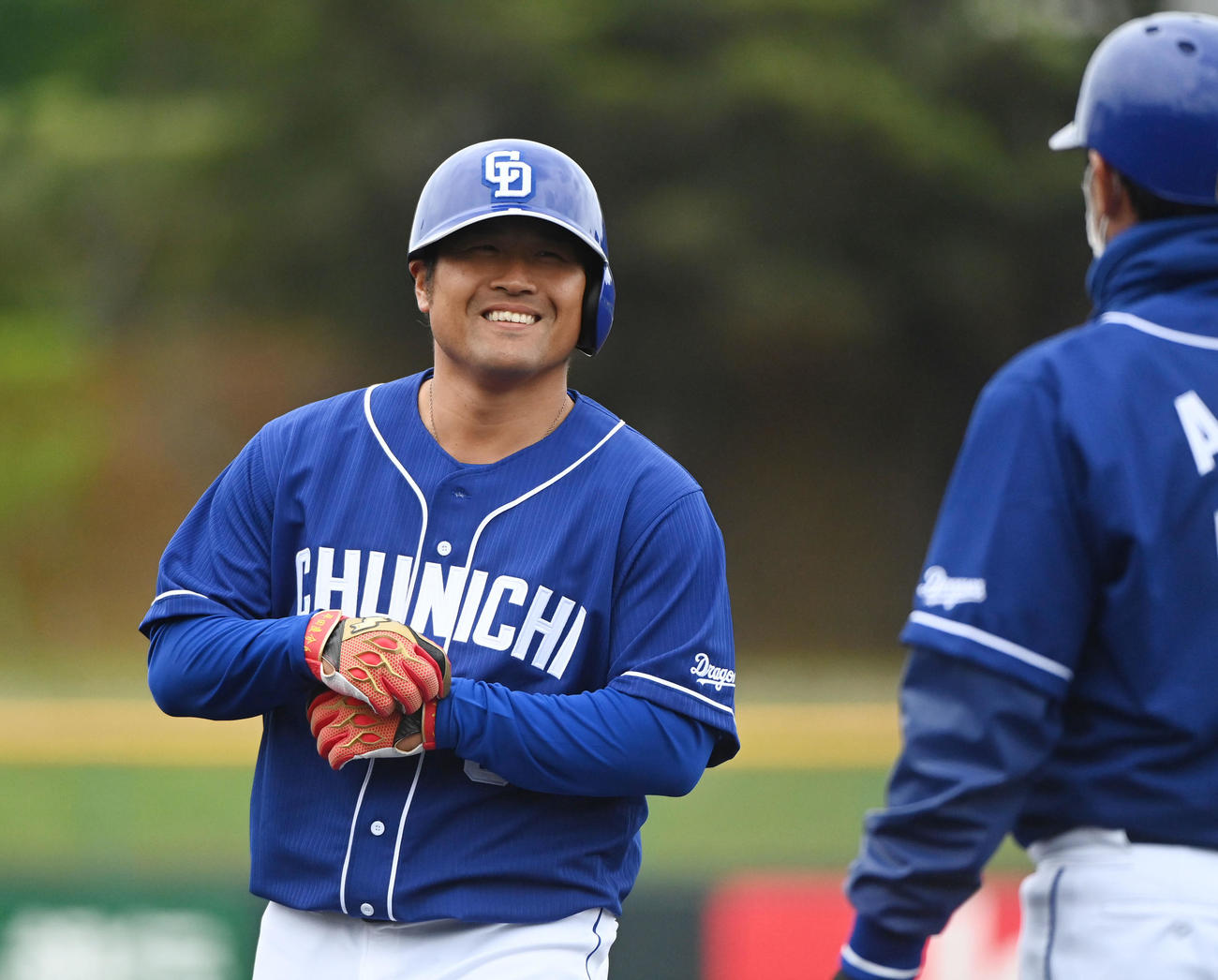 練習試合阪神対中日　6回表中日無死一塁、右前安打を放ち笑顔の平田（撮影・森本幸一）
