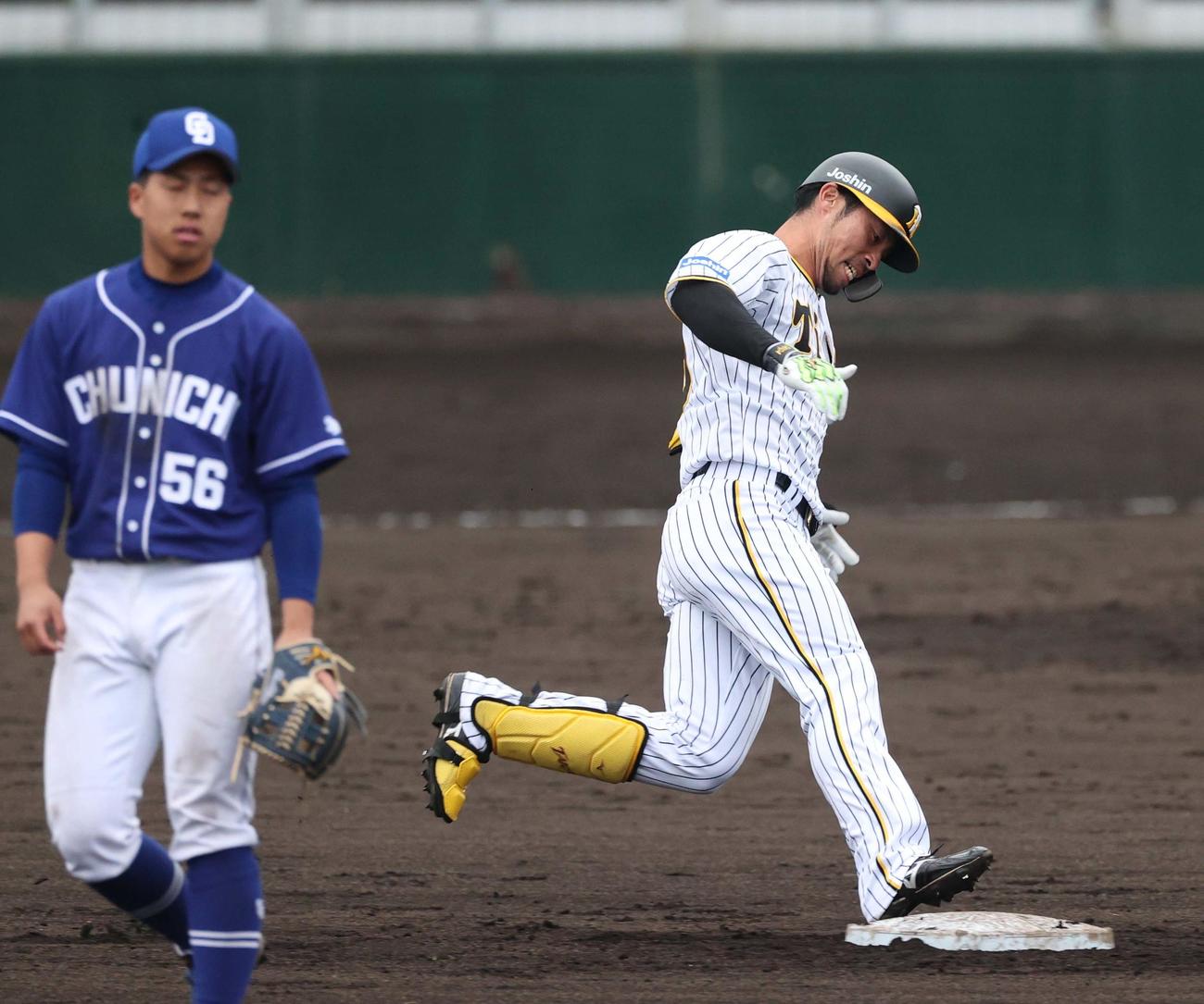 阪神対中日練習試合　9回裏阪神1死二塁、中越えに勝ち越し適時三塁打を放つ江越大賀（撮影・上田博志）