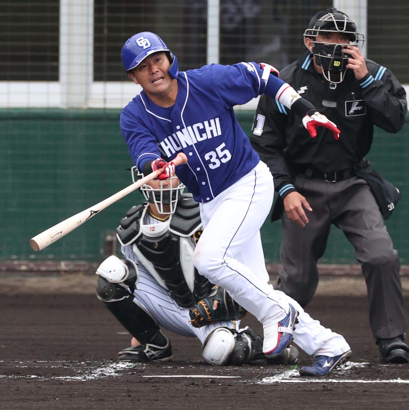 阪神対中日練習試合　2回表中日1死一塁、左前安打を放つ木下（撮影・上田博志）