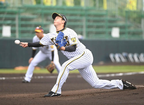 練習試合阪神対中日　1回表、登板する阪神先発の青柳（撮影・森本幸一）