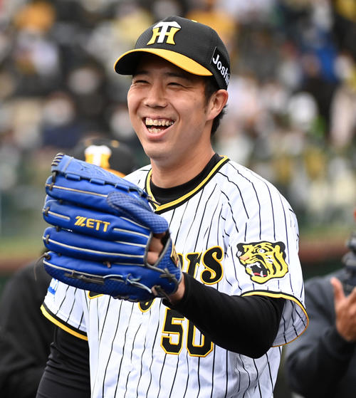 阪神対中日　1回、好守備の糸井を笑顔で迎える青柳（撮影・前岡正明）