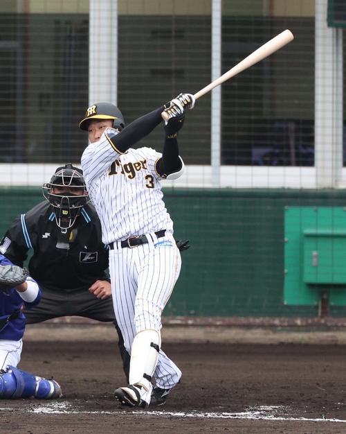 阪神対中日練習試合　7回裏阪神1死一塁、右前安打を放つ大山（撮影・上田博志）