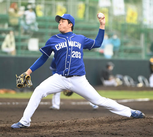 練習試合阪神対中日　6回裏、中日3番手で登板する上田（撮影・森本幸一）