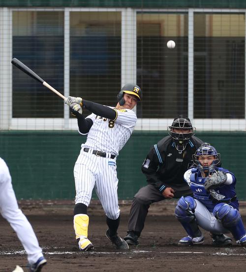 阪神対中日練習試合　9回裏阪神1死、中越え二塁打を放つ佐藤輝（撮影・上田博志）