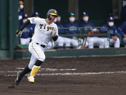 阪神対中日練習試合　9回裏阪神1死、中越え二塁打を放つ佐藤輝（撮影・上田博志）