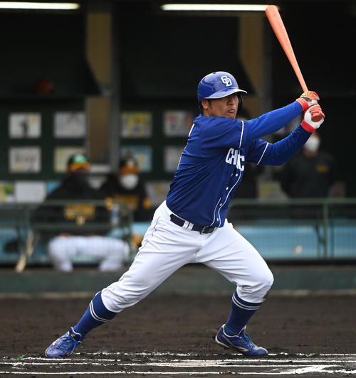 練習試合阪神対中日　6回表中日無死一塁、右前安打を放つ平田（撮影・森本幸一）