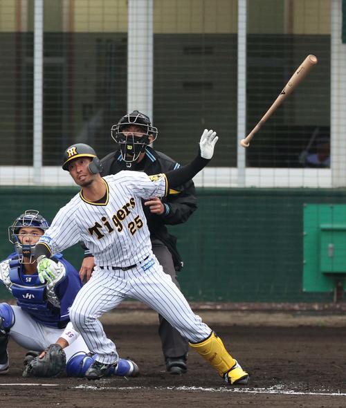 阪神対中日練習試合　9回裏阪神1死二塁、中越えに勝ち越し適時三塁打を放つ江越大賀（撮影・上田博志）