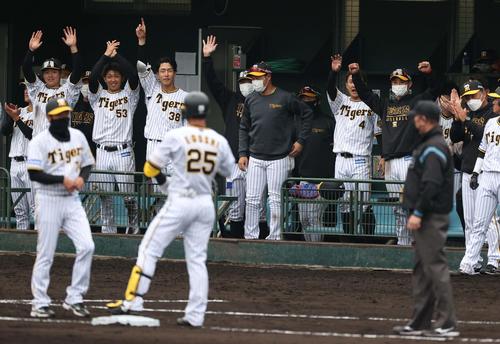 阪神対中日練習試合　9回裏阪神1死二塁、中越えに勝ち越し適時三塁打を放った江越を祝福するナイン（撮影・上田博志）