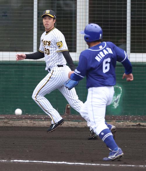 阪神対中日練習試合　2回表中日1死一塁、木下拓の左前安打と糸井の後逸で平田（右）の生還を許す青柳（撮影・上田博志）