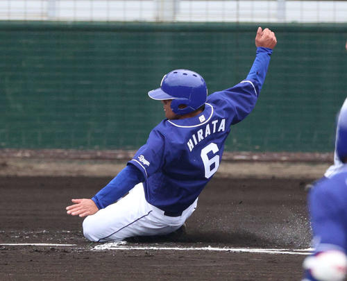 阪神対中日練習試合　2回表中日1死一塁、木下拓の左前安打と糸井の後逸で一塁から生還する平田（撮影・上田博志）