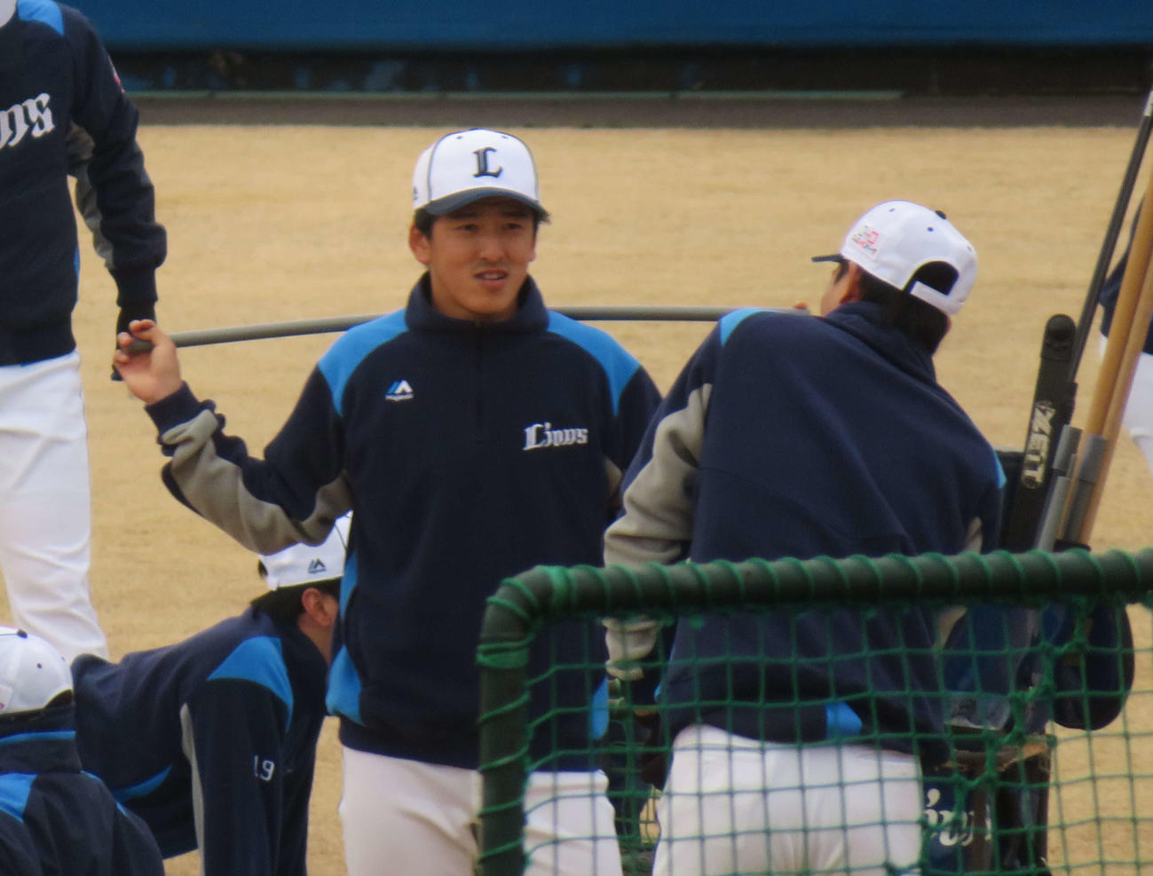 リラックスした表情でウオーミングアップをする西武隅田知一郎（撮影・上田悠太）