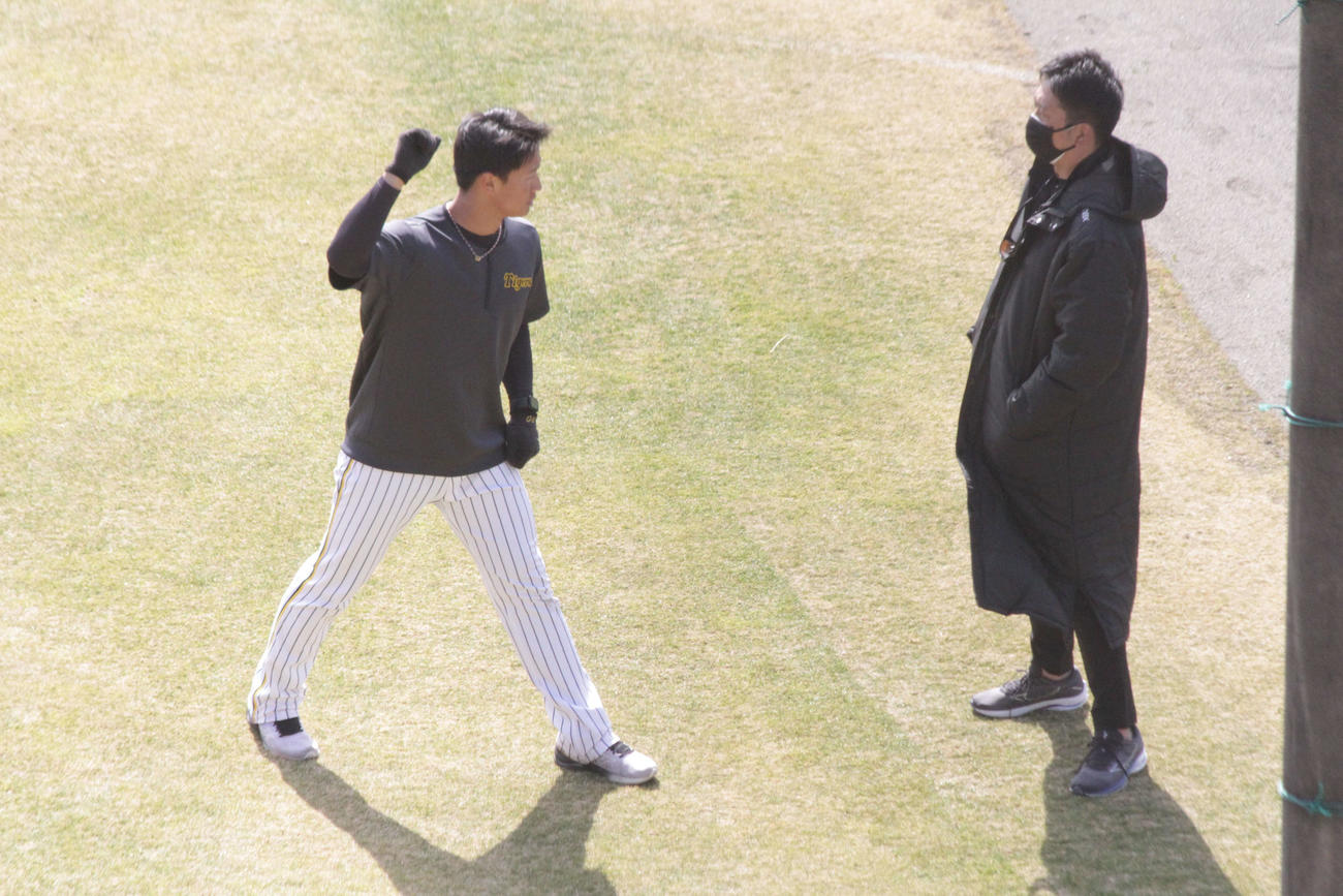 身ぶり手ぶりで話し込む阪神ルーキー森木（左）と藤川SA