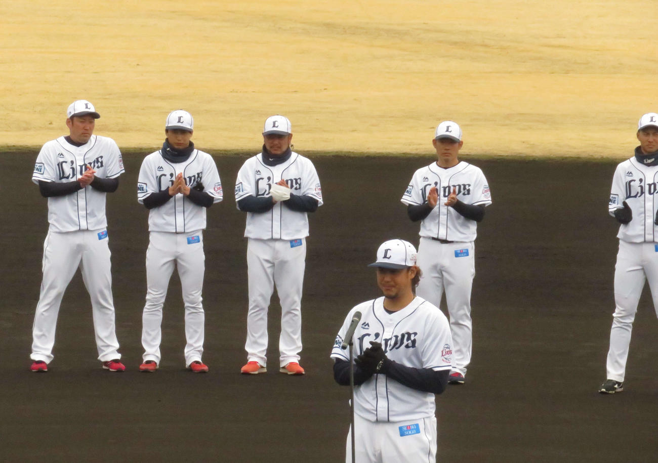 春季キャンプで1本締めを行う西武高橋（手前）ら（撮影・上田悠太）