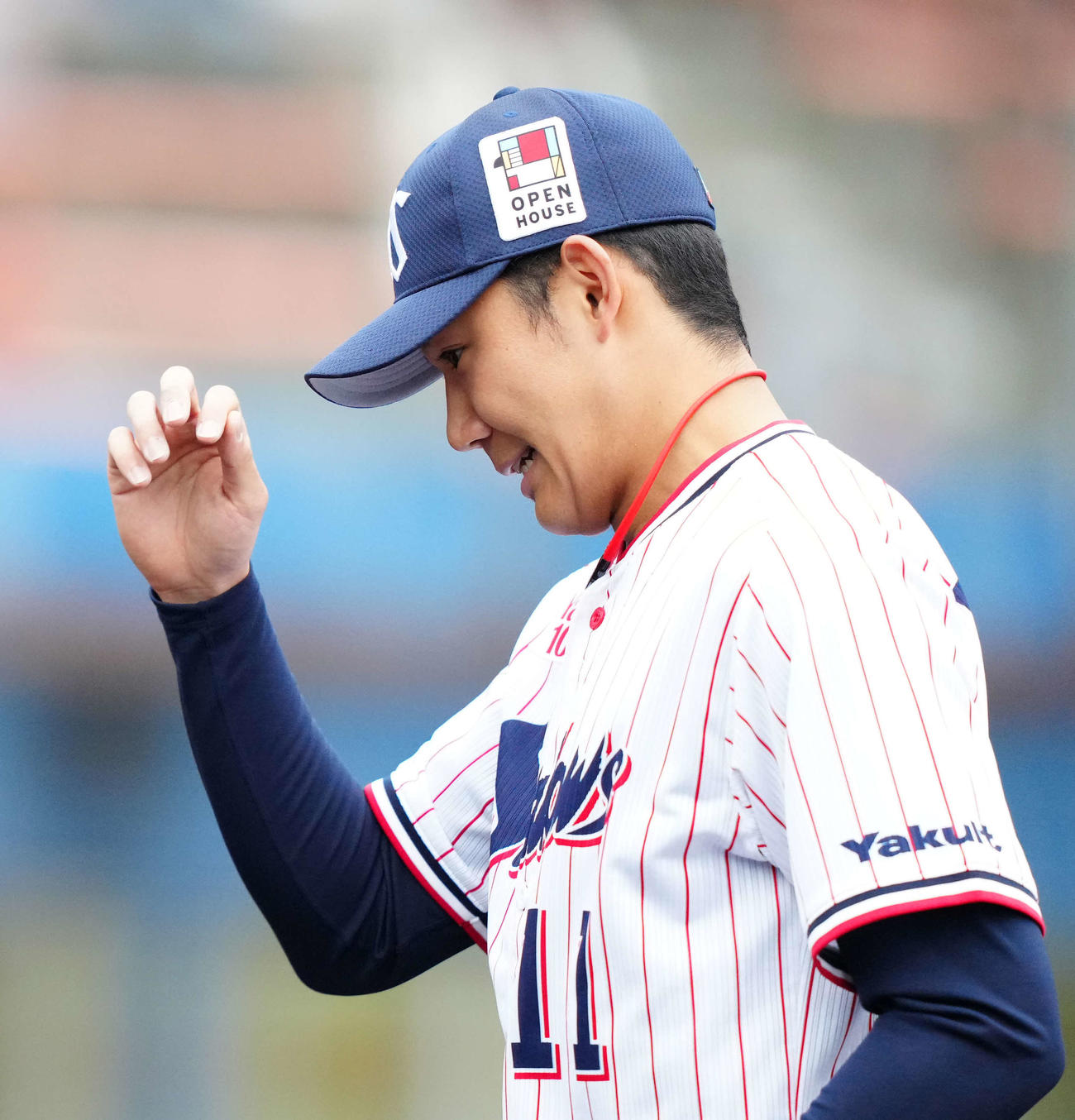 ヤクルト対ロッテ　1回表終了後、5失点しベンチに引き揚げるヤクルト先発の奥川（撮影・江口和貴）
