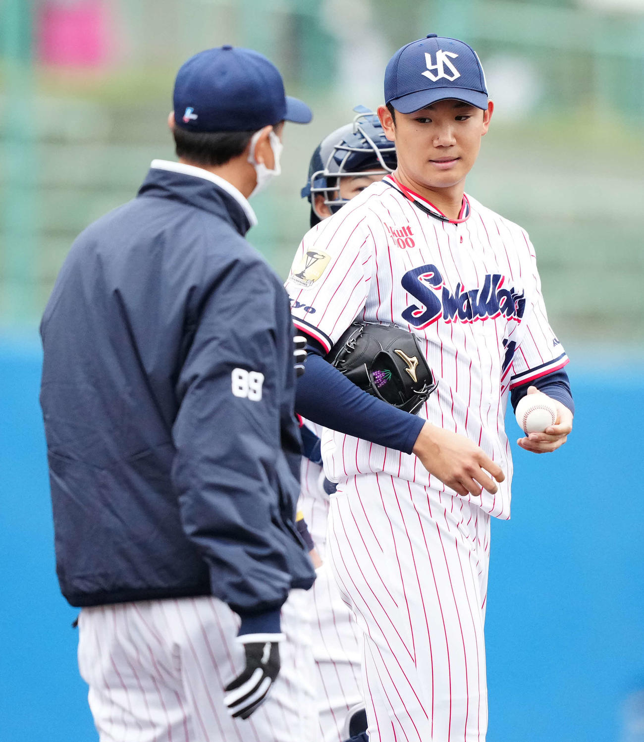 ヤクルト対ロッテ　2回表途中、降板するヤクルト奥川（右）（撮影・江口和貴）
