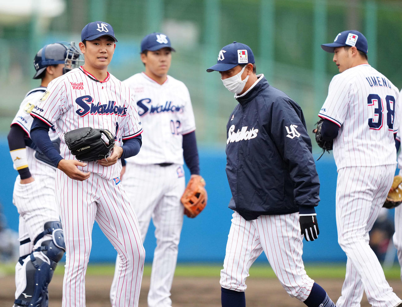 ヤクルト対ロッテ　2回表途中、降板するヤクルト奥川（左から2人目）。右端は2番手の梅野（撮影・江口和貴）
