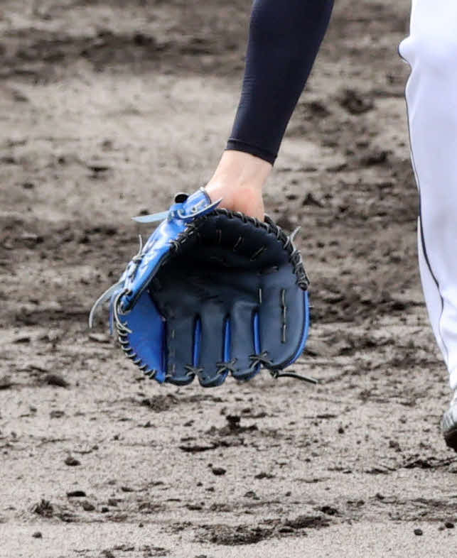 捕球面が濃いネイビーで、外面が鮮やかなブルーの西武隅田のグラブ（22年2月1日）