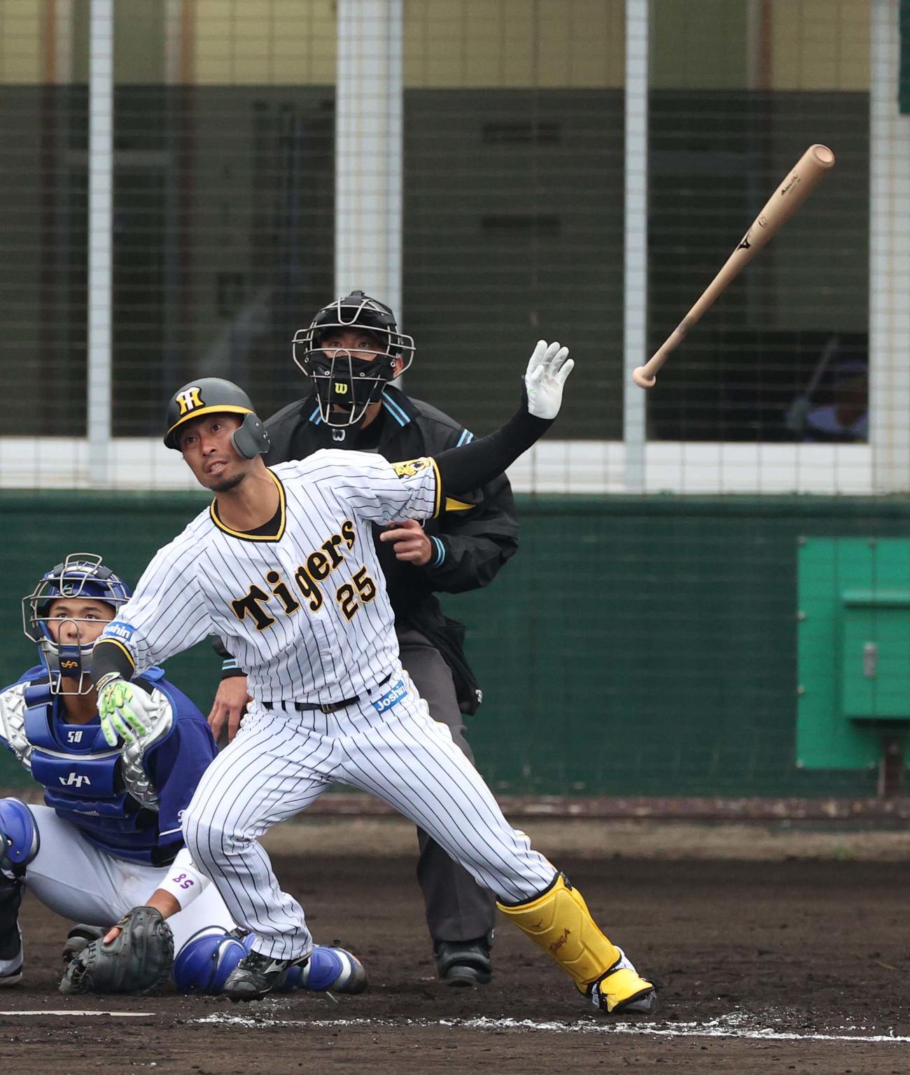 阪神対中日練習試合　9回裏阪神1死二塁、中越えに勝ち越し適時三塁打を放つ江越大賀（撮影・上田博志）