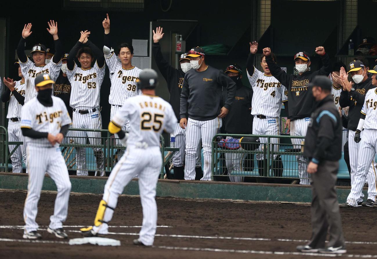 阪神対中日練習試合　9回裏阪神1死二塁、中越えに勝ち越し適時三塁打を放った江越を祝福するナイン（撮影・上田博志）