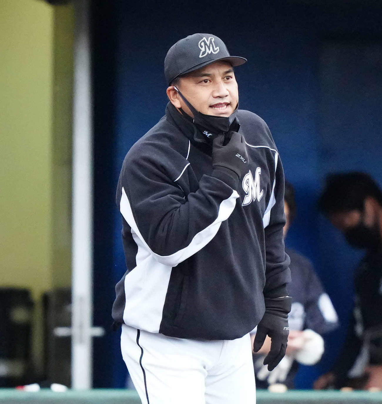 ヤクルト対ロッテ　9回裏開始前、選手交代を告げるロッテ井口監督（撮影・江口和貴）