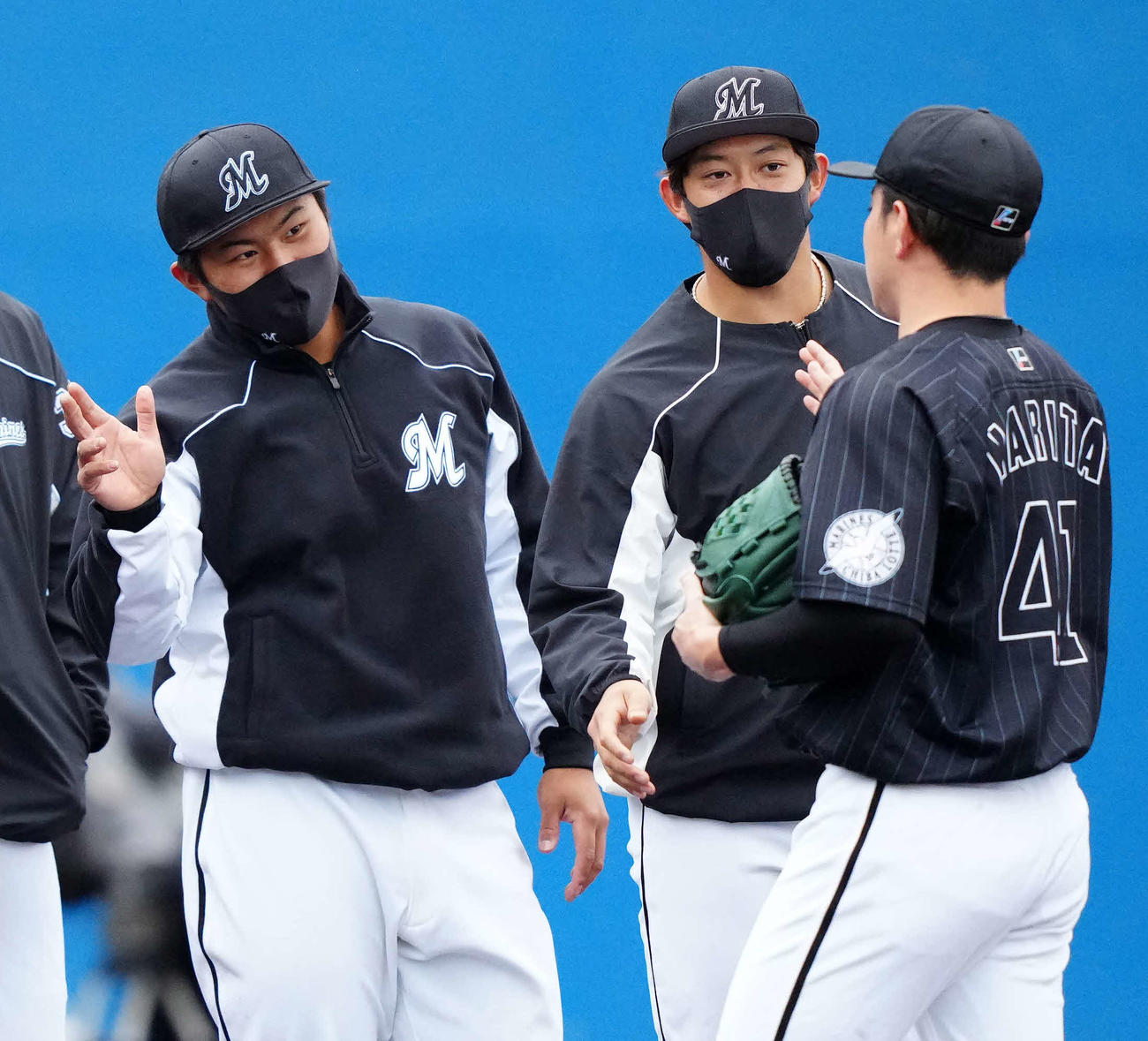 ヤクルト対ロッテ　ヤクルトに勝利しチームメートを出迎えるロッテ松川（左）（撮影・江口和貴）