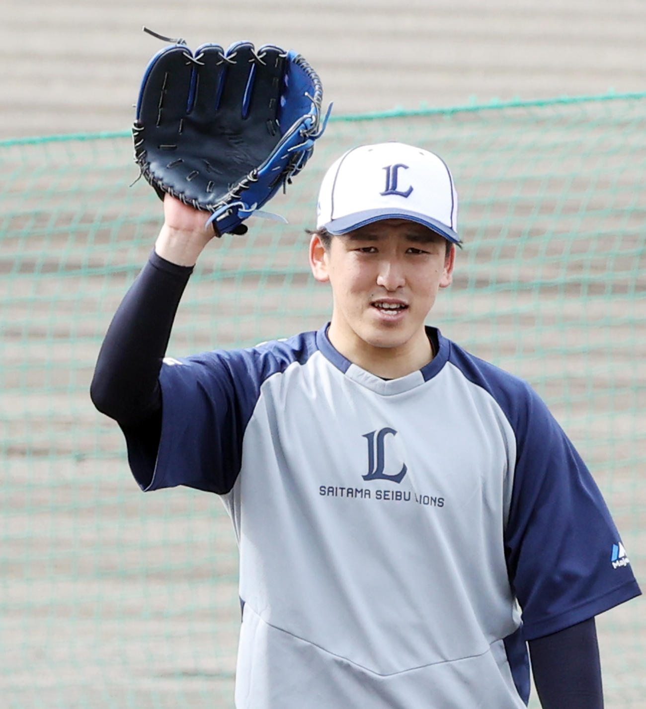 西武春季キャンプ初日、内側が濃紺、外側が青色のグラブでノックを受ける隅田（撮影・浅見桂子）