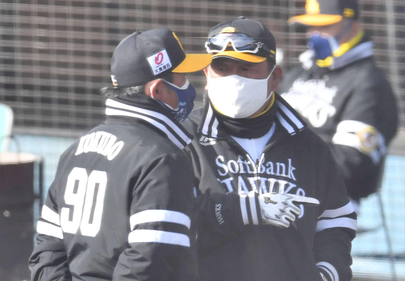 ソフトバンク紅白戦の合間に小久保2軍監督（左）と話す藤本監督（撮影・岩下翔太）