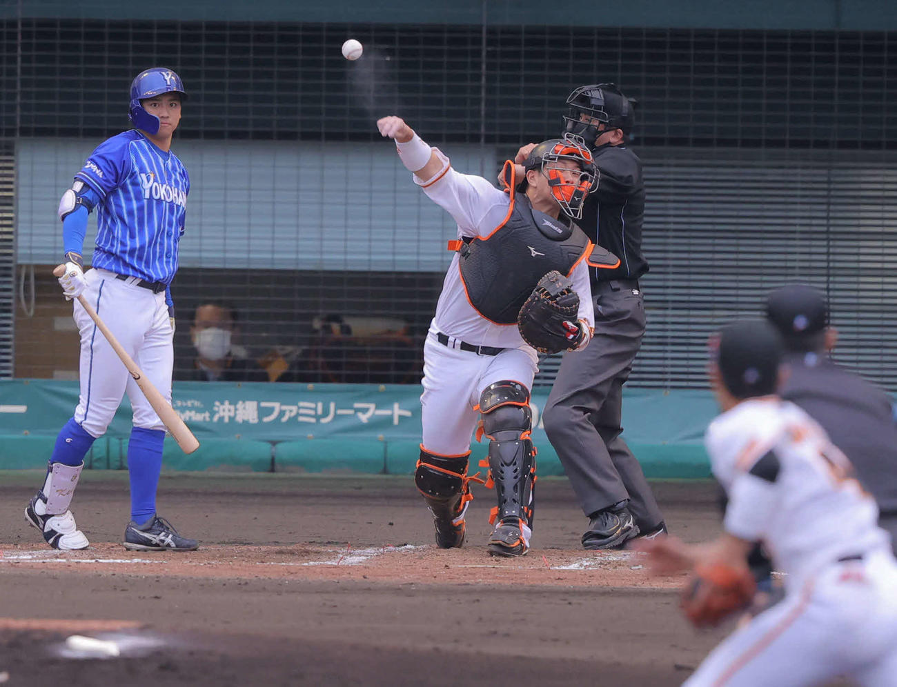 巨人対DeNA 3回表DeNA2死一塁、二盗を試みる知野をアウトにする捕手大城（撮影・河田真司）