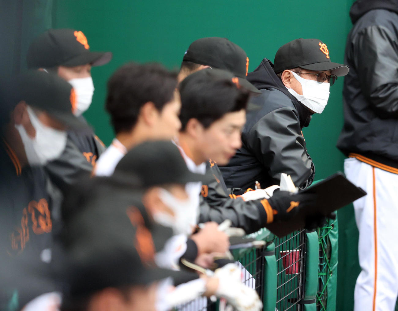 巨人対DeNA 9回裏、ベンチにもたれ、試合を見つめる原監督（右端）（撮影・狩俣裕三）