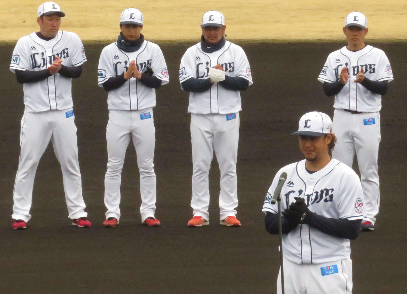 南郷キャンプを打ち上げ、1本締めを行う高橋（手前）ら（撮影・上田悠太）