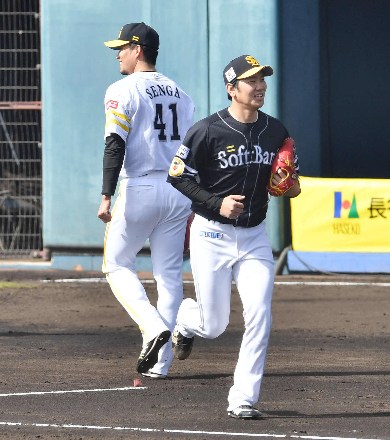ソフトバンク紅白戦　1回表紅組の攻撃を抑えた千賀（左）は、マウンドへ向かう紅組先発の石川と笑顔で言葉を交わしてベンチへ戻る（撮影・岩下翔太）