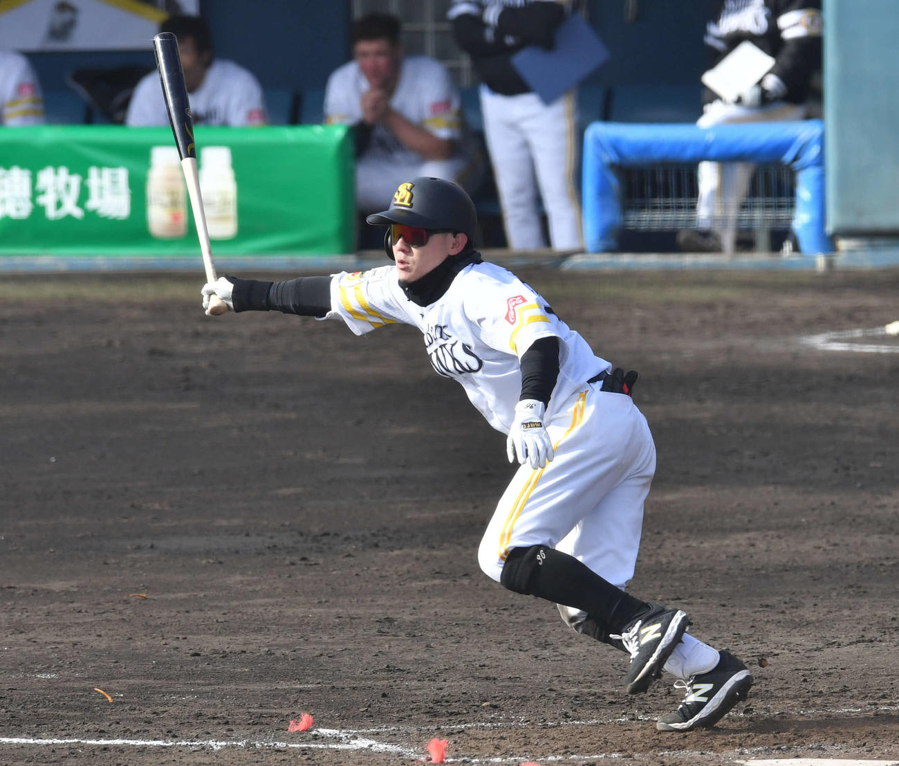 ソフトバンク紅白戦　7回裏白組1死一、二塁、牧原大は中前適時打を放つ（撮影・岩下翔太）
